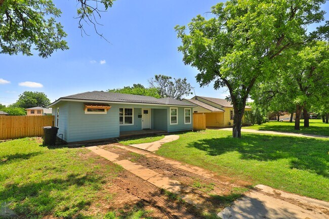 Building Photo - 3 bed, 2 bath, updated with all appliances provided!