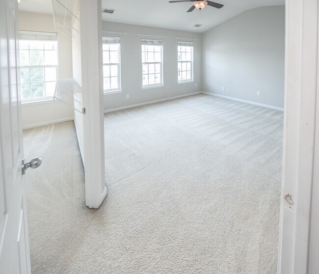 Master bedroom number 2 - 2922 Duvalla Ave