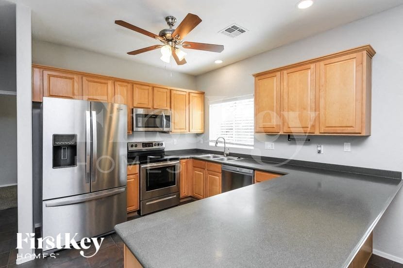 Building Photo - 39226 N Luke Cir