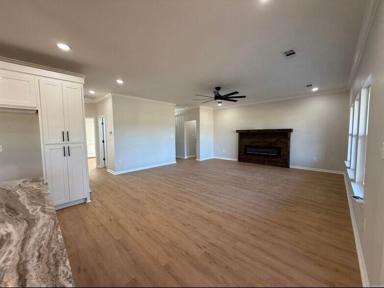Building Photo - 505 Madeleine Cir