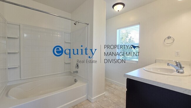 Building Photo - Newly Remodeled!