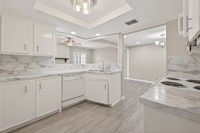 Building Photo - 10738 Briar Forest Dr