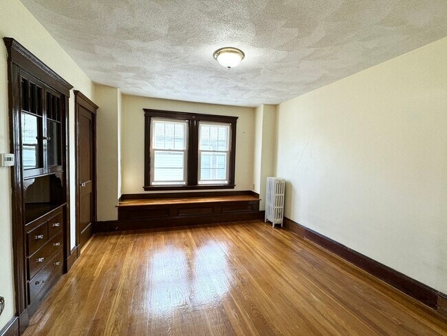 Building Photo - 14 Grossman St