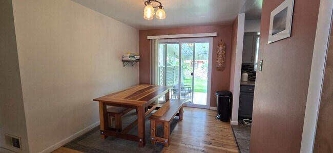 Building Photo - Spacious Ranch-Style 5BR Home w/ Finished Basement & Large Fenced Yard