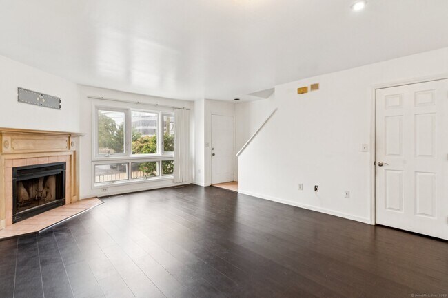 Building Photo - 16 Byington Pl