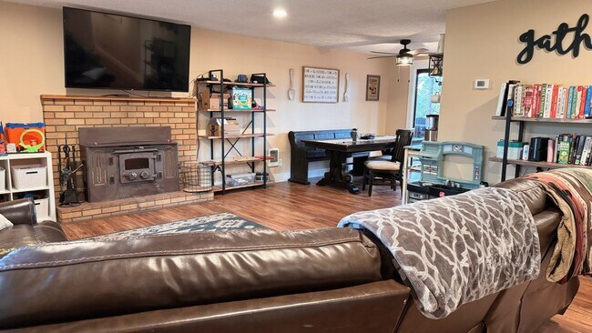 Building Photo - Fantastic Home Close to Schools, Shopping ...