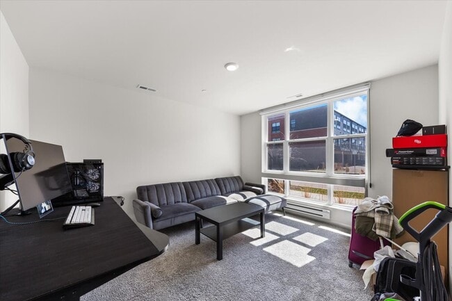 Building Photo - 2217 Venture Dr