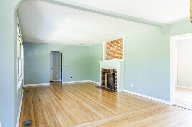 Building Photo - Gorgeous Home Located in Betton Hills, in ...
