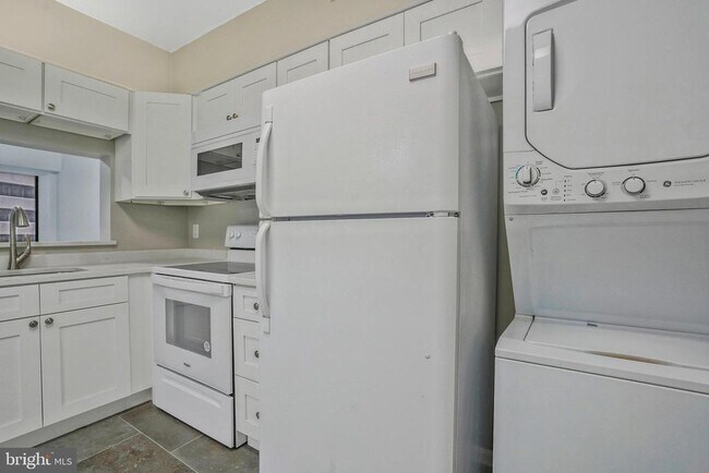 Building Photo - 1805 Crystal Dr