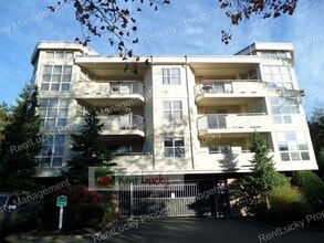 Building Photo - Gorgeous 2 Bedroom Condo with Secured Parking in Unbeatable Bellevue Location!!