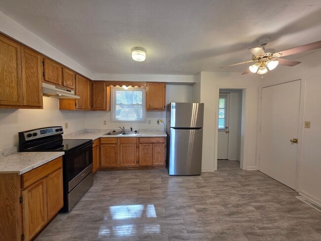 Building Photo - Charming 3-Bedroom Home with Spacious Back...