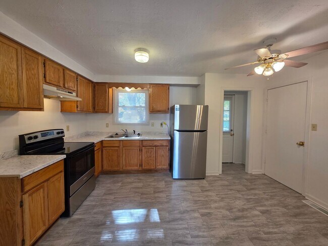 Building Photo - Charming 3-Bedroom Home with Spacious Backyard & Modern Amenities