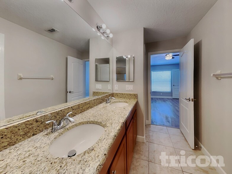 Building Photo - 13806 Newport Shores Dr