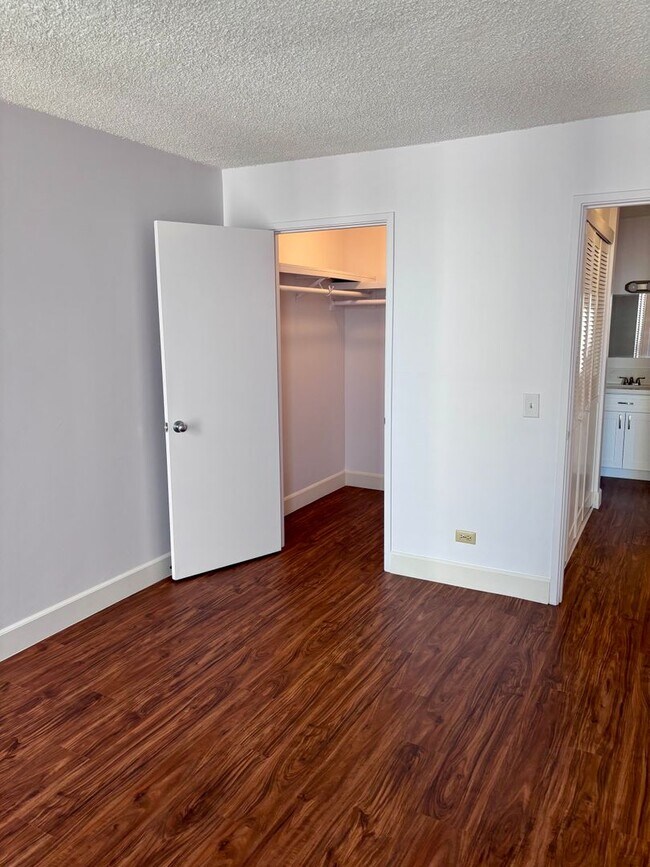 Building Photo - For Rent | New Renovated 1 Bedroom, 1 Bathroom with 1 Assigned Covered Parking at Scenic Tower