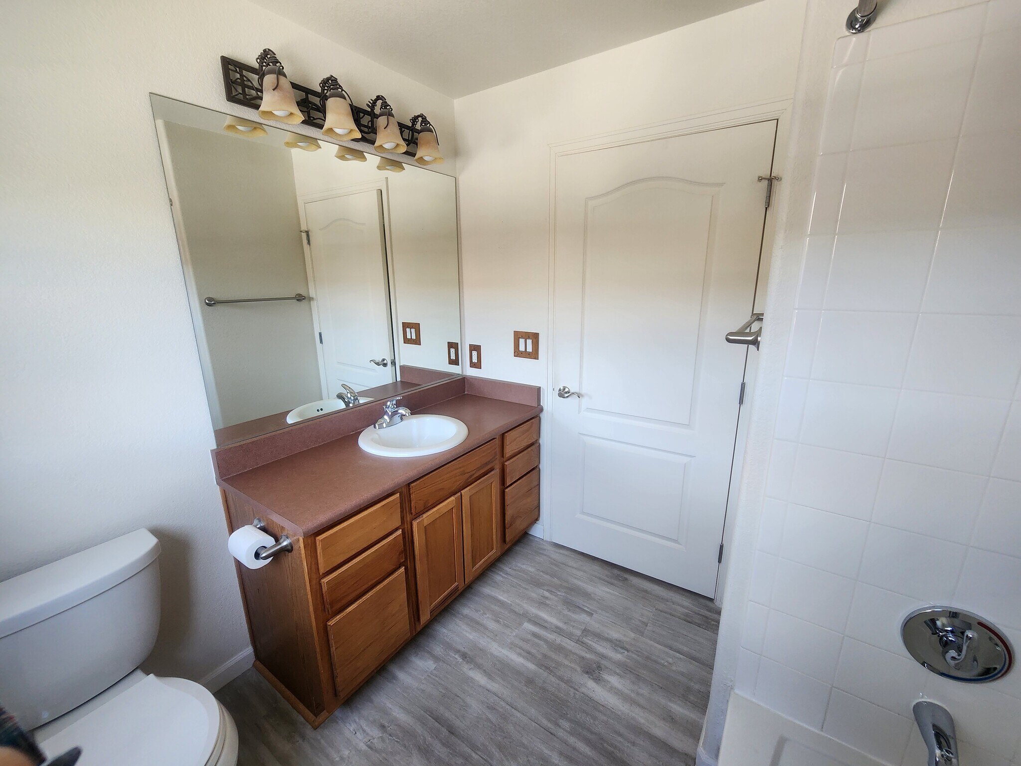 2nd Bath with Tub - 520 River View Dr