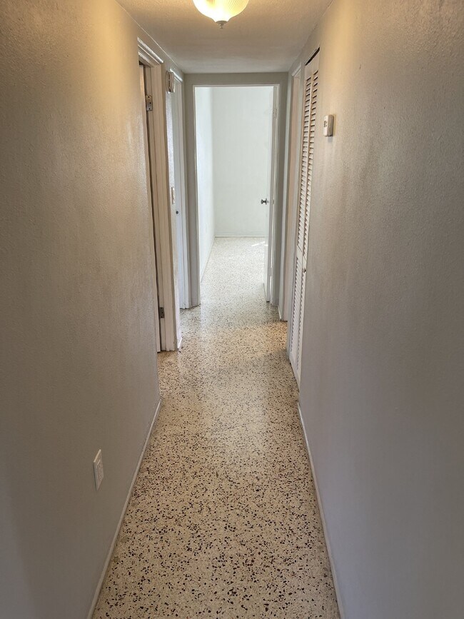 Building Photo - Desirable location in Melbourne FL