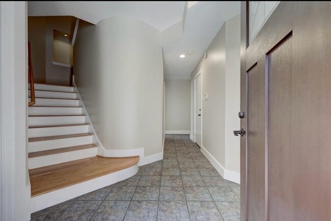 Building Photo - 5661 Larkin St