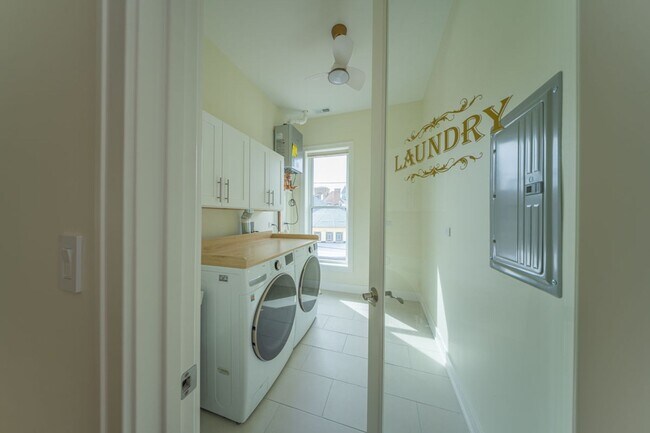 Building Photo - Luxurious 3b/2b + Den Living in Lincoln Park