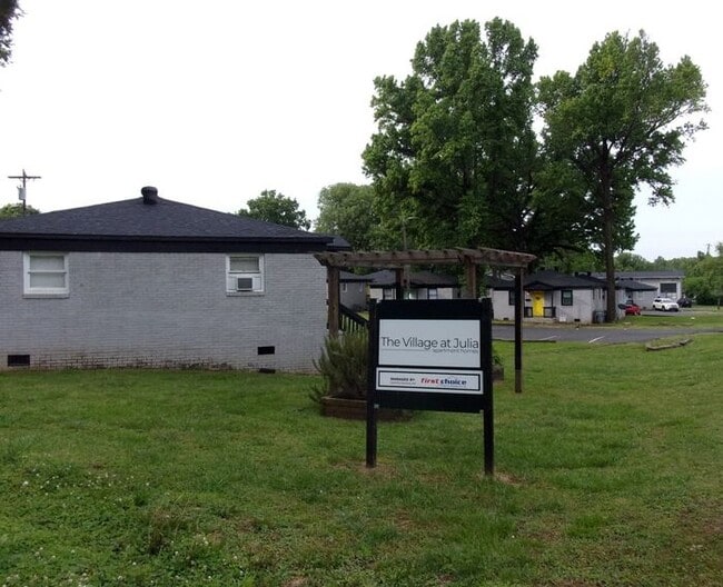 Building Photo - 2 Bedroom 1 Bath Home - Recently updated a...