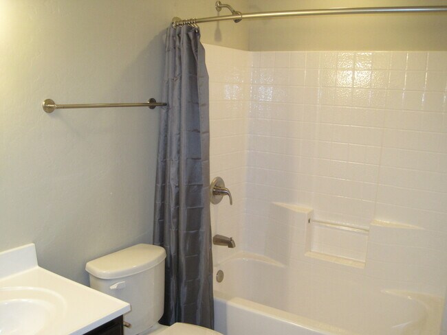 Building Photo - NO STAIRS- NO ONE ABOVE YOU! 2 Bedroom, 2 ...