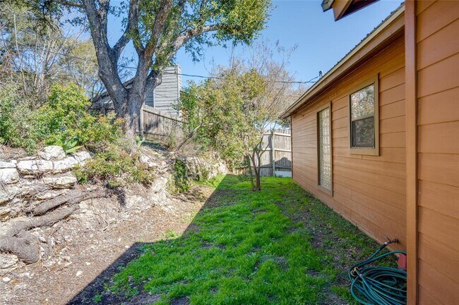 Building Photo - 6936 Chinook Dr