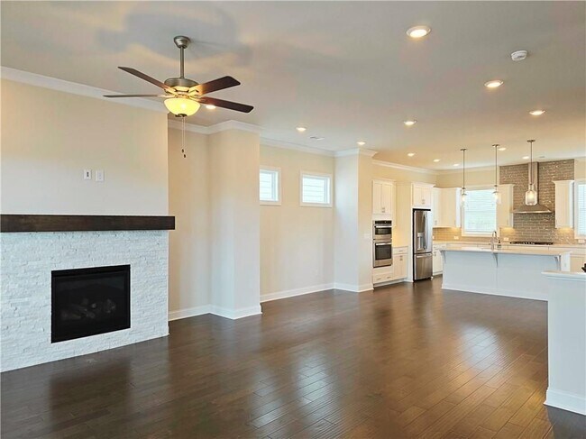 Building Photo - 657 SUMMIT HILL Way