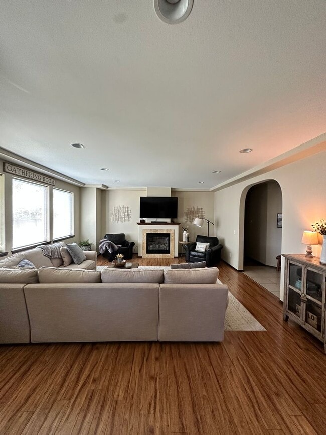 Building Photo - Spacious Home!