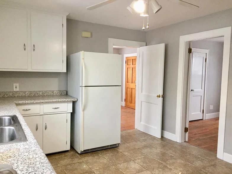 Building Photo - 144 S Maple St