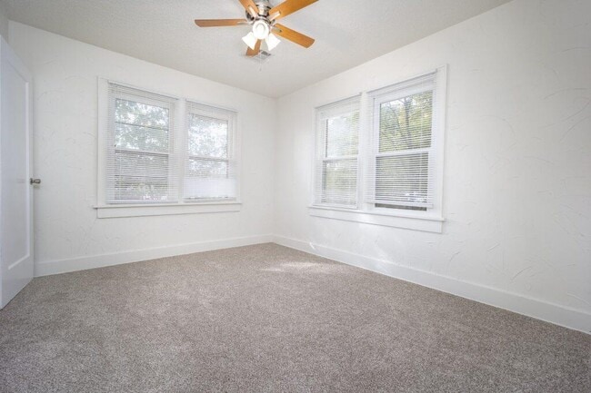 Building Photo - 1020 E Hurd St