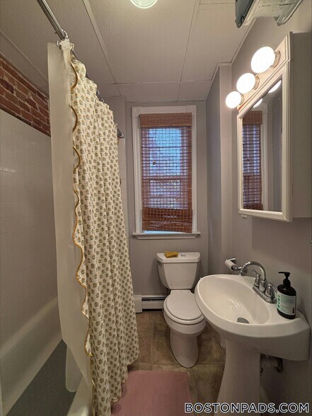 Building Photo - 137 Columbia St