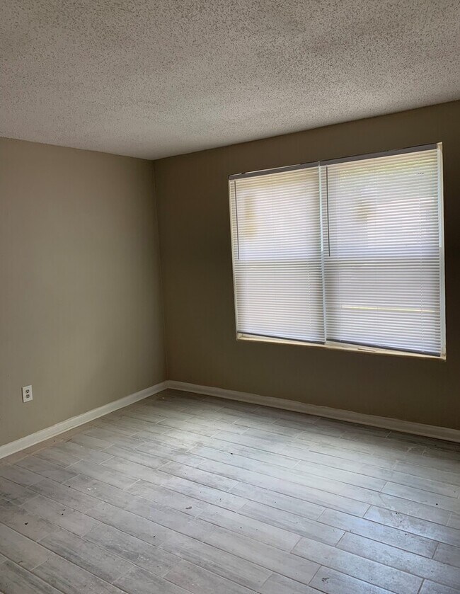 Building Photo - Beautifully Updated 3-Bedroom Home in Nort...