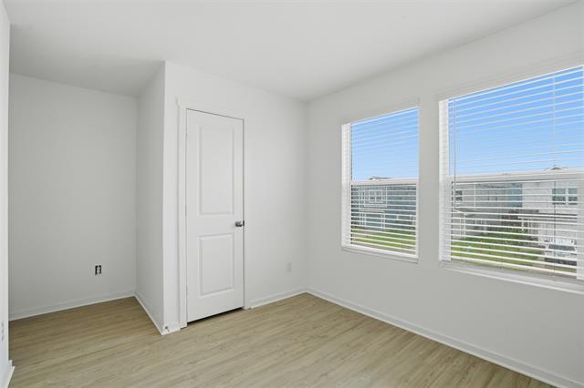 Building Photo - 905 Blue Heron Dr