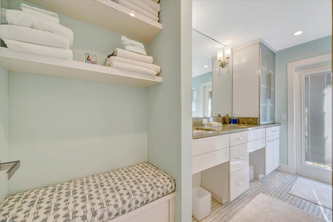 Building Photo - 3002 Pass a Grille Way