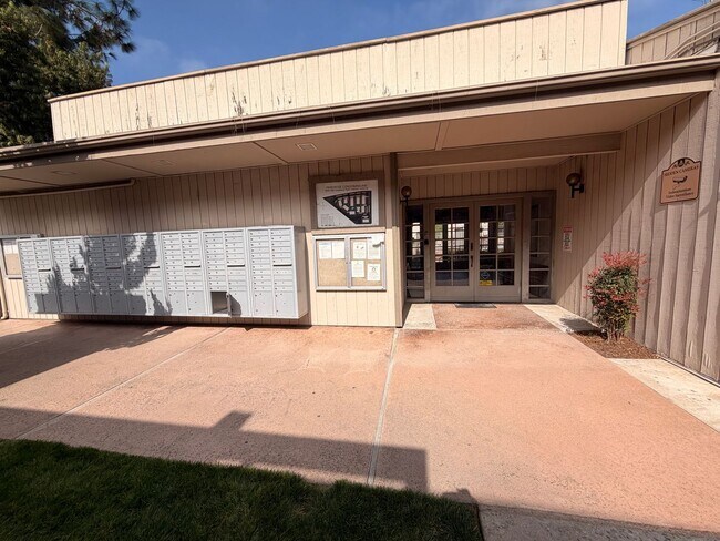 Building Photo - 2 Bed, 2 Bath Fullerton Condo For Rent w/ ...