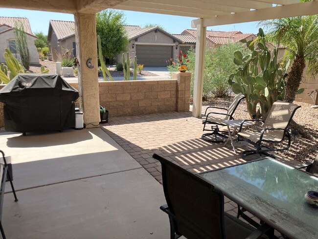 Building Photo - Charming, fully furnished, single-story re...