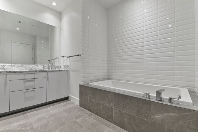 Building Photo - Stunning high rise unit in the affluent River Oaks District!