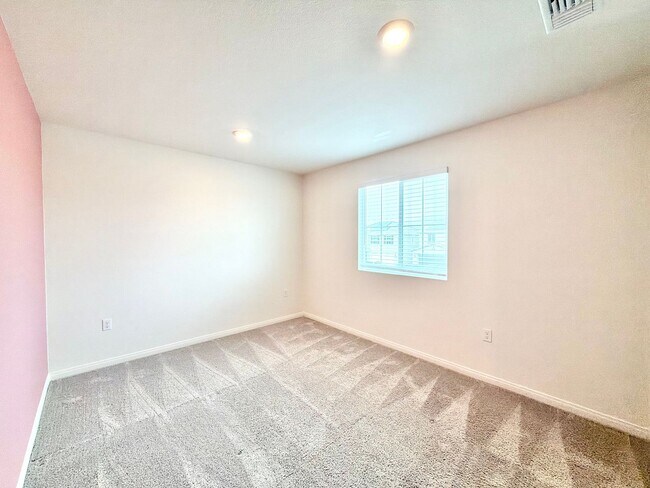 Building Photo - Move-In Ready 3 Bedroom 2.5 Bathroom Home with Loft, SOLAR & Modern Upgrades