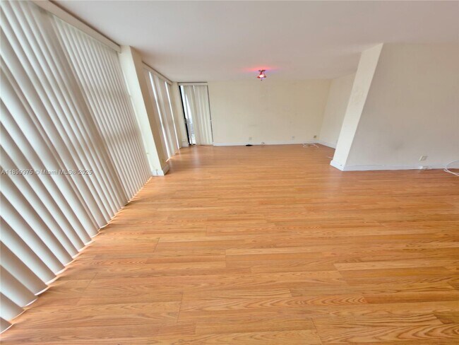 Building Photo - 400 Leslie Dr