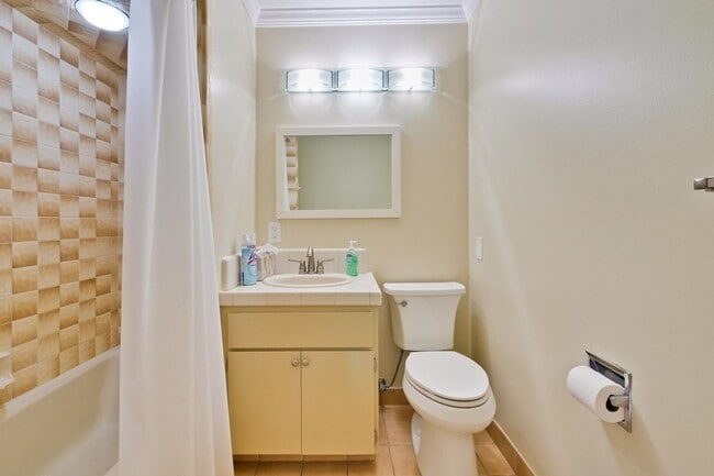 Building Photo - Stylish San Jose Home and Private Yard