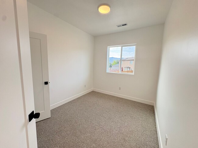 Building Photo - 1681 W 2025 N