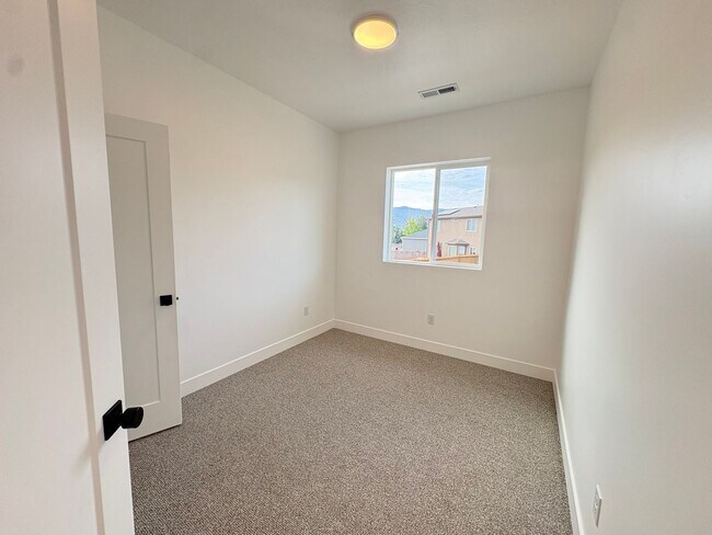 Building Photo - 2925 W 2925 N Cir