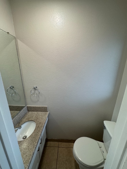 Building Photo - 514 E Valencia Ave