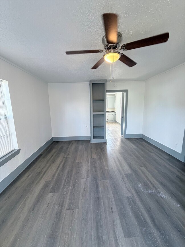 Building Photo - 608 E 4th St