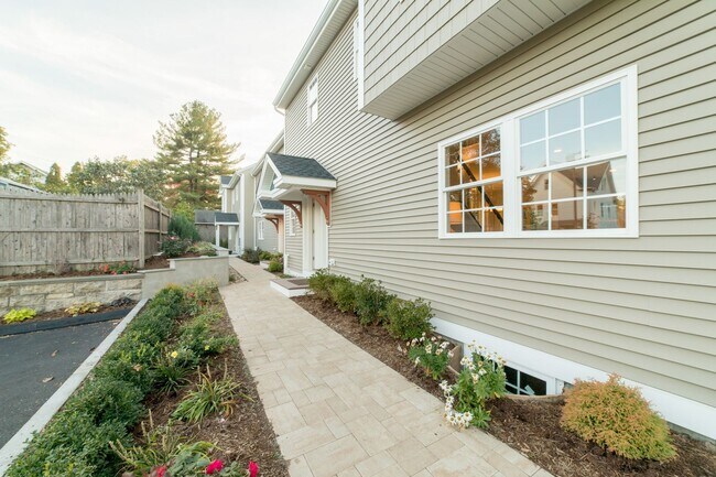 Building Photo - Luxury 3-Bed/1.5 Bath East Rock Condo Avai...