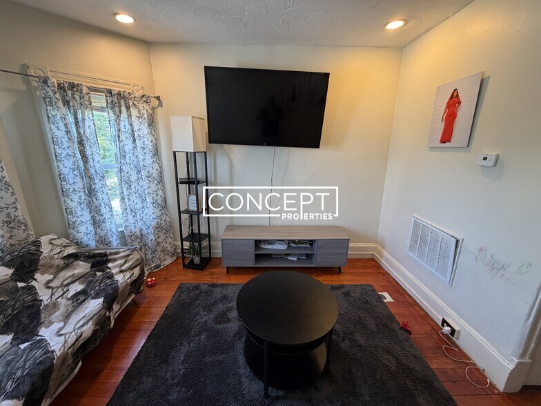 Building Photo - 75 Intervale St