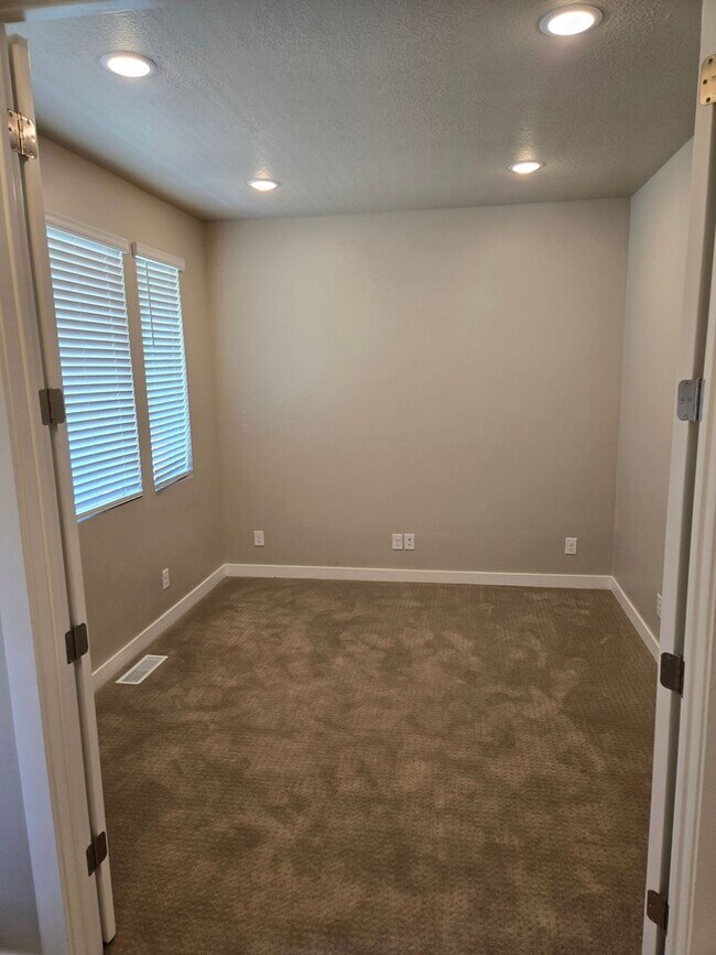 Building Photo - 2422 N Penstemon Wy