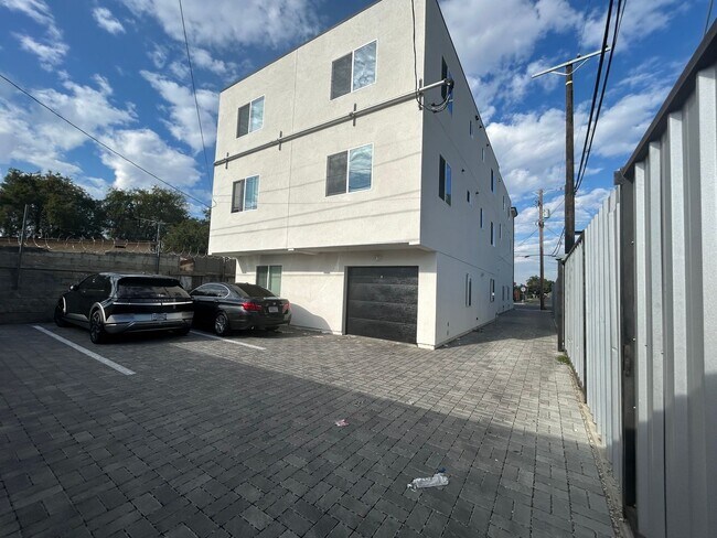Building Photo - NewB La T 8418