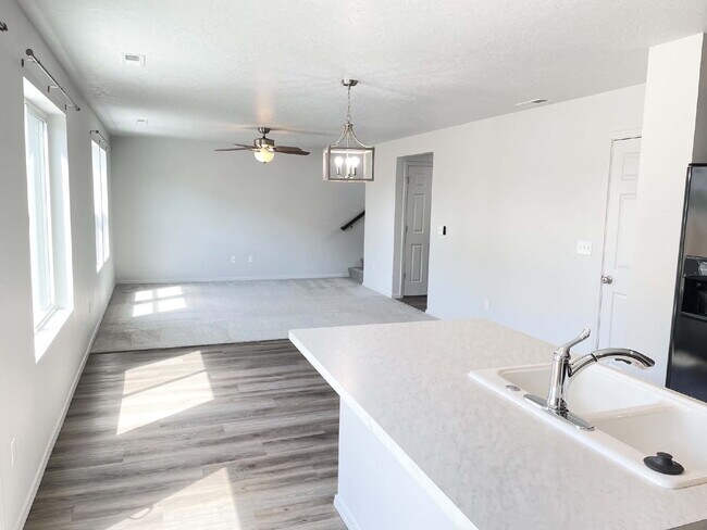 Building Photo - "Charming 3-Bed Oasis on East Drouillard Street with 2.5 Baths and 1470 Sq Ft in Nampa!"