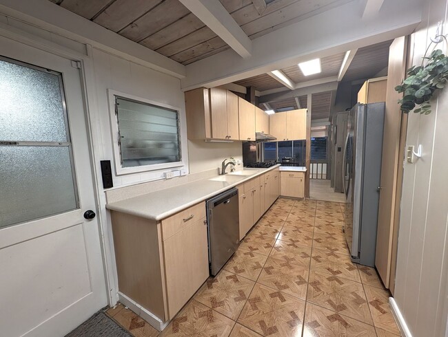 Building Photo - Country living in the City - Huge bonus room, entertainment deck, covered lanai and lots of storage.