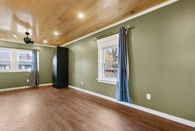 Building Photo - Classic Portland Bungalow